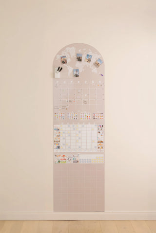 Pilnas MAGO Maxi šeimos tapeto vaizdas su kalendoriumi ir vaikų ugdymo zonomis