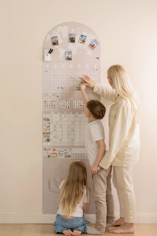 Mama su vaikais žymi veiklas ant MAGO Maxi šeimos tapeto