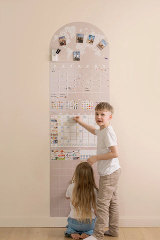 Vaikai naudoja MAGO Maxi šeimos tapetą žaidimams, planavimui ir kasdienėms veikloms